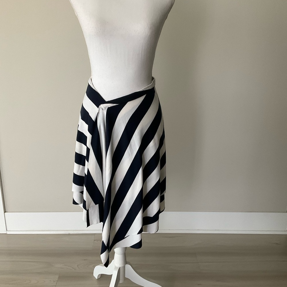 Asymmetrical navy white skirt with elastic waist